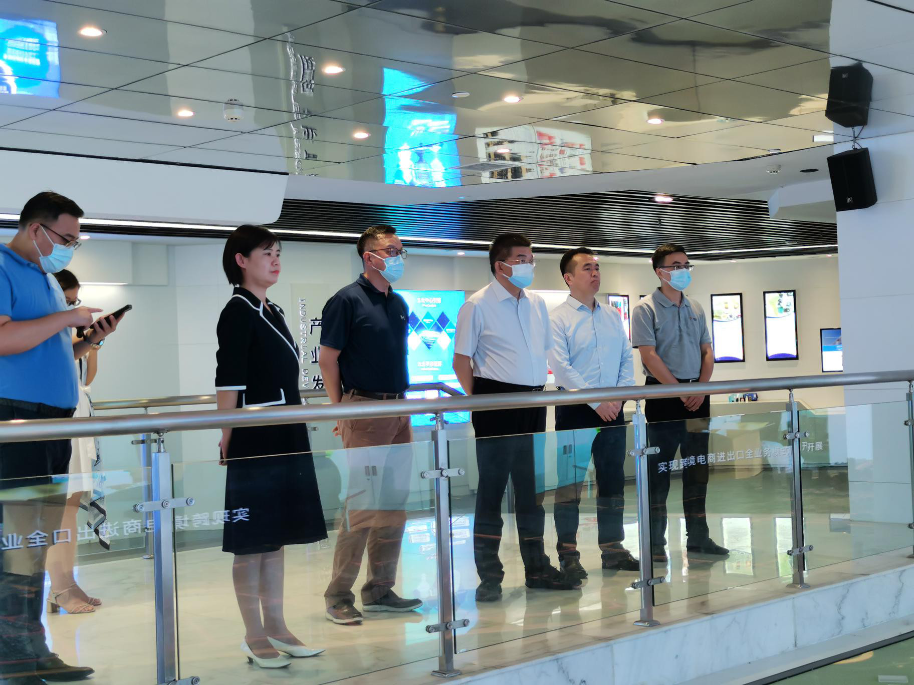 海峽能源領導、公司董事長一行視察武漢米字新廠址